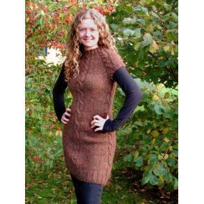 Kjole med snoninger - Strikkeopskrift slges kun sammen med garn